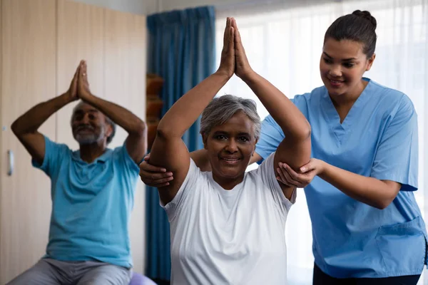 Enfermeras entrenando a personas mayores en el ejercicio — Foto de Stock