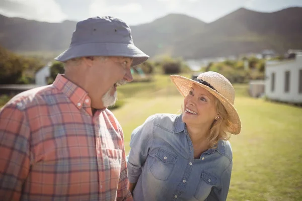 Pareja interactuando entre sí en el jardín — Foto de Stock