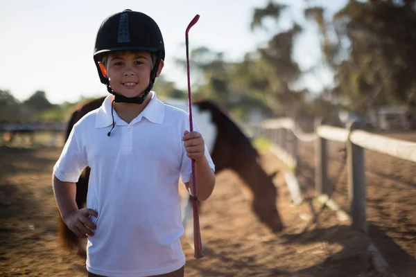 Garçon souriant dans le ranch — Photo