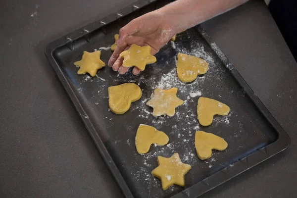 Обрізана рука тримає печиво у формі зірки — стокове фото