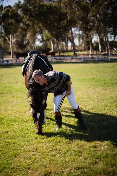 Man die met paard in de ranch — Stockfoto
