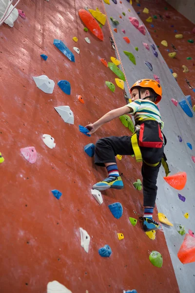 Ragazzo che pratica arrampicata su roccia in palestra — Foto Stock