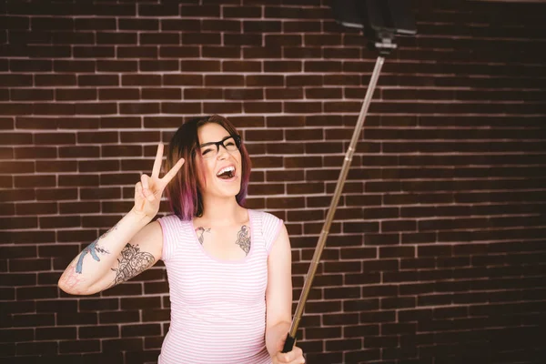 Žena selfie z selfie stick — Stock fotografie