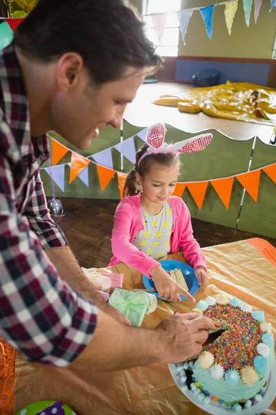 Padre e hija celebrando cumpleaños —  Fotos de Stock