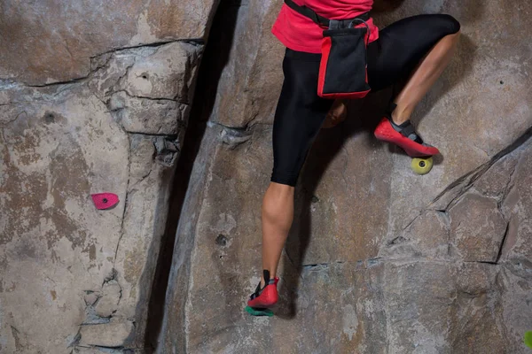 Mujer practicando escalada en roca — Foto de Stock