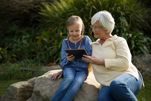 Petite-fille et grand-mère utilisant la tablette — Photo