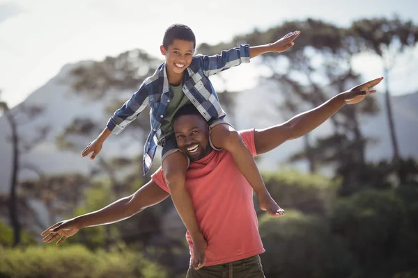 Vater trägt Sohn auf Schultern — Stockfoto