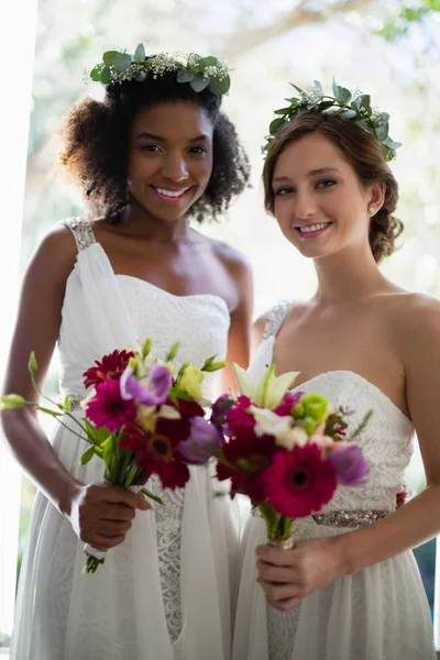 Bride and bridesmaids standing with bouquets — Stock Photo, Image