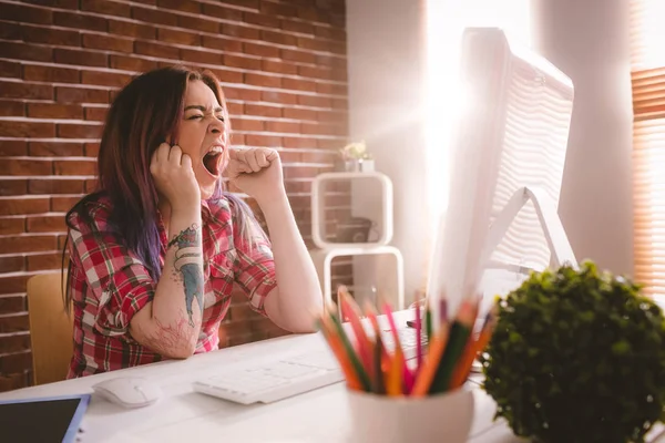 Kvinnliga verkställande yawnning på hennes skrivbord — Stockfoto