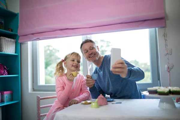 Dziewczyna i ojciec biorąc selfie — Zdjęcie stockowe