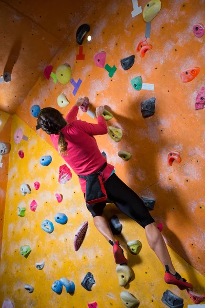 Mujer decidida practicando escalada en roca —  Fotos de Stock