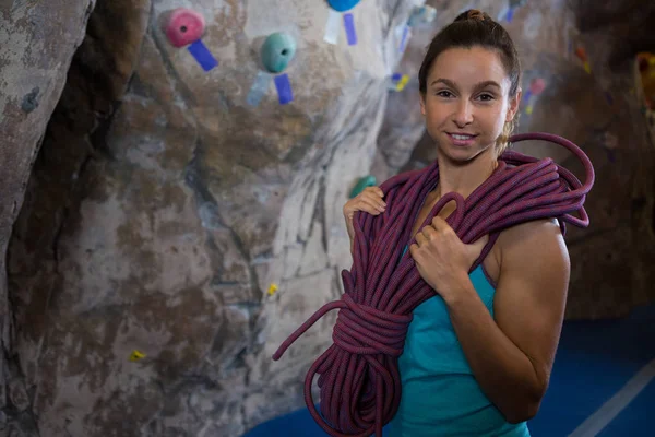 Gelukkige vrouw met touw in de fitness-studio — Stockfoto