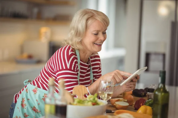 Seniorenvrouw met digitale tablet — Stockfoto