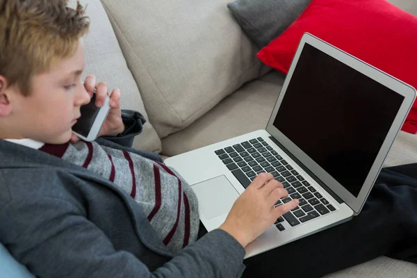 Chłopiec za pomocą laptopa — Zdjęcie stockowe