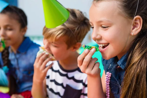 Niños comiendo pastel — Foto de Stock