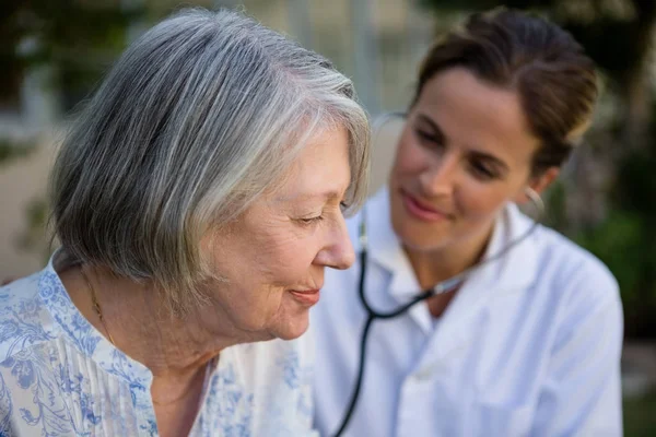 Female doctor examining senior woman — Stock Photo, Image