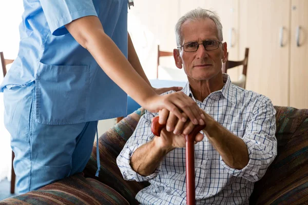 Läkare står av ledande man på soffan — Stockfoto