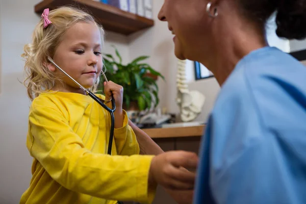 Ragazza che utilizza lo stetoscopio in ospedale — Foto Stock