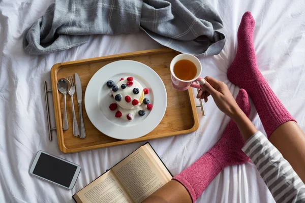 Woman having breakfast on bed — Stock Photo, Image