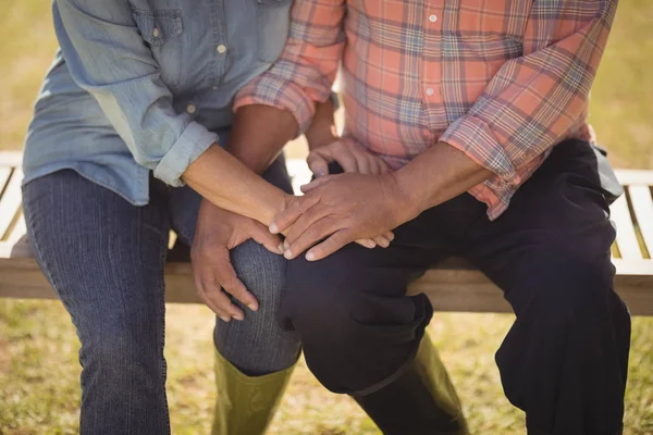 Äldre par hålla varandras hand — Stockfoto