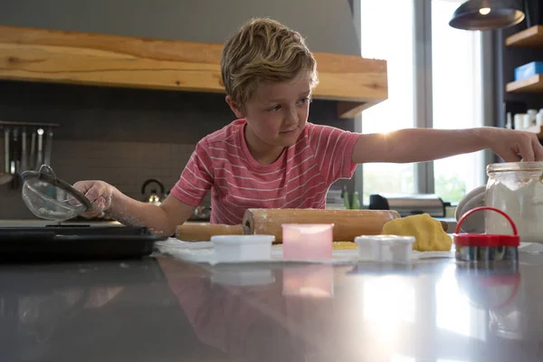 Jongen voorbereiding van cookies — Stockfoto