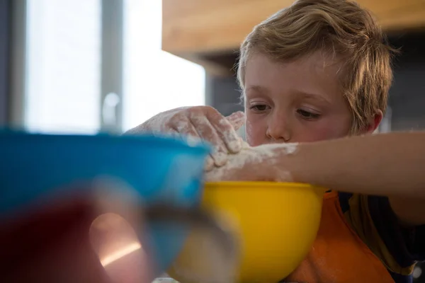 Хлопчик готує їжу в жовтому контейнері — стокове фото
