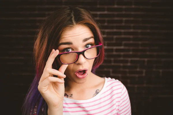 Sonriente mujer sosteniendo gafas — Foto de Stock