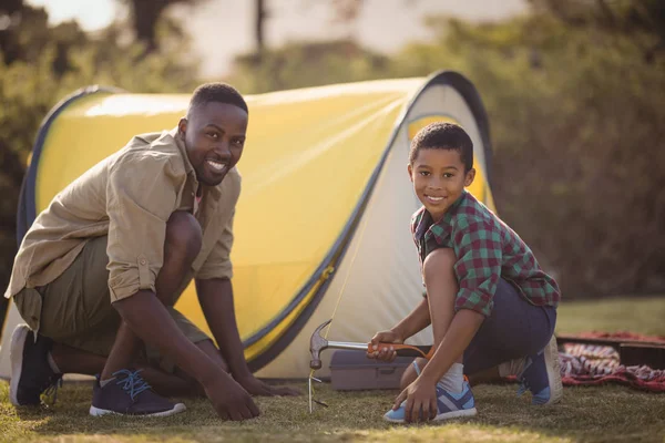 父と息子が公園で彼らのテントのピッチング — ストック写真