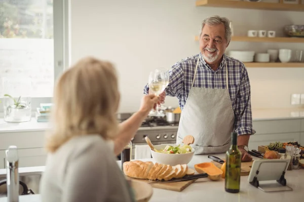 Äldre par grillas vin glasögon — Stockfoto