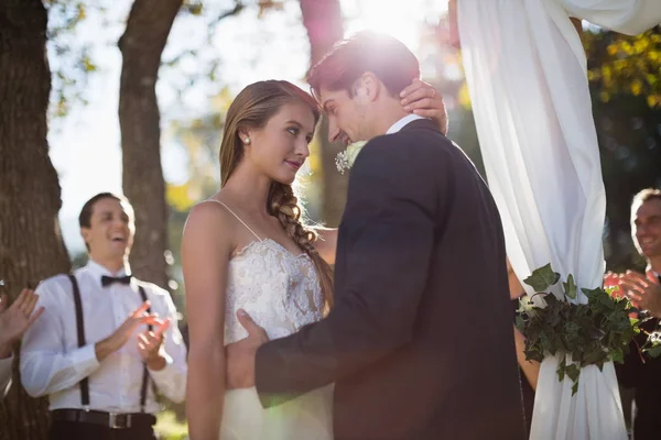 Casal afetuoso abraçando uns aos outros — Fotografia de Stock