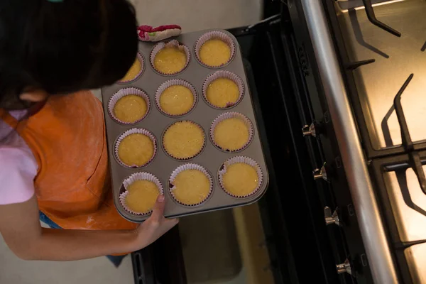 Lány muffin ón tartva sütő — Stock Fotó