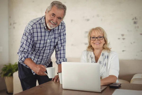 Evde dizüstü bilgisayar kullanan yaşlı çift. — Stok fotoğraf