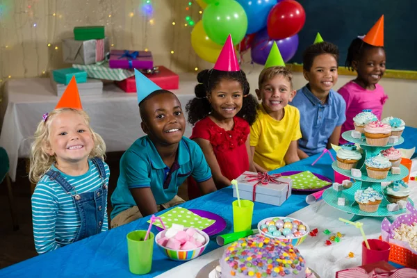 Kinder sitzen am Tisch — Stockfoto