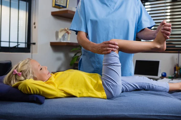 Fisioterapeuta dando fisioterapia a la niña — Foto de Stock