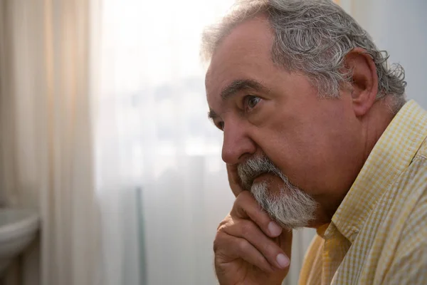 Uomo anziano premuroso distogliendo lo sguardo — Foto Stock