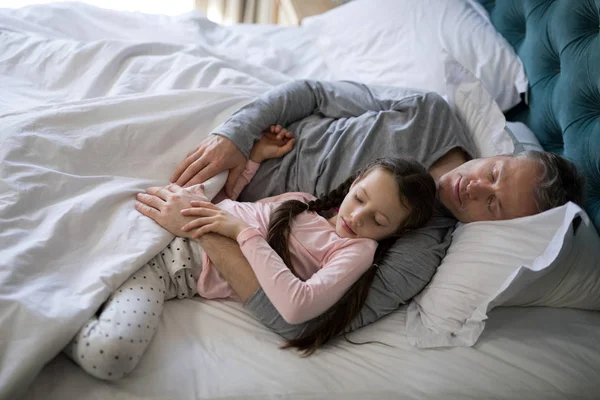 Pai e filha dormindo juntos — Fotografia de Stock