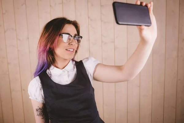 Mujer tomando una selfie — Foto de Stock