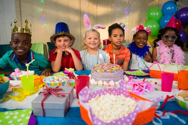 Retrato de niños sonrientes en la mesa — Foto de Stock