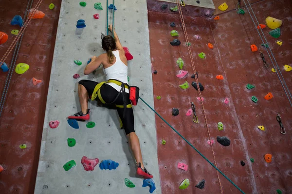 Mujer practicando escalada en roca —  Fotos de Stock