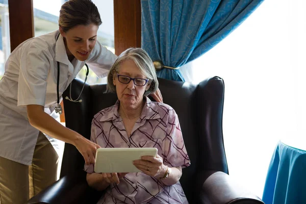 Vrouwelijke arts vrouw helpen bij het gebruik van Tablet PC — Stockfoto