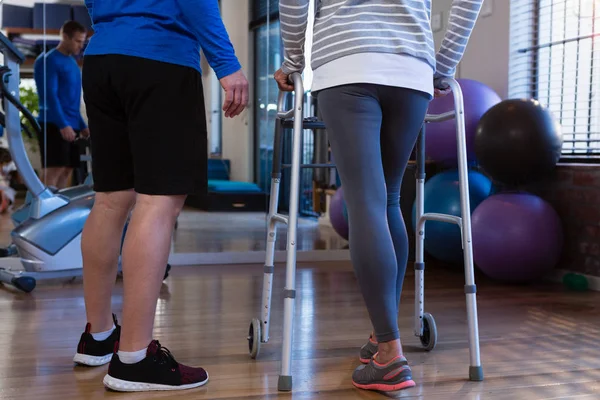 Physiotherapeut hilft Patient beim Gehen — Stockfoto