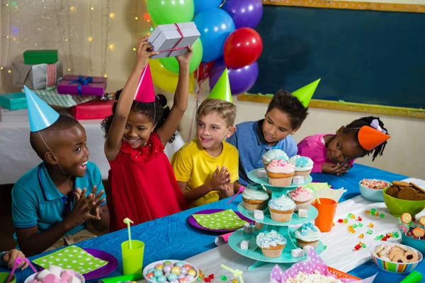 Glada barn på födelsedagsfest — Stockfoto