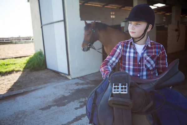 Adolescente segurando equipamento cavalo — Fotografia de Stock