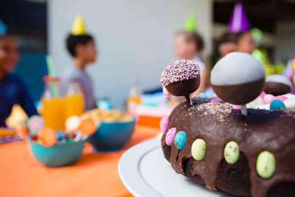 Gâteau d'anniversaire avec enfants en arrière-plan — Photo