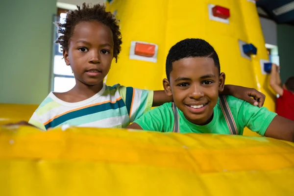 Amigos com braço sentado — Fotografia de Stock