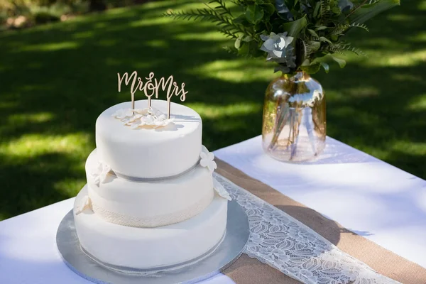 Torta nuziale decorata sul tavolo — Foto Stock