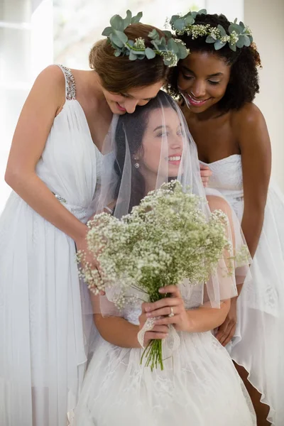 Bride interacting with bridesmaid at home — Stock Photo, Image