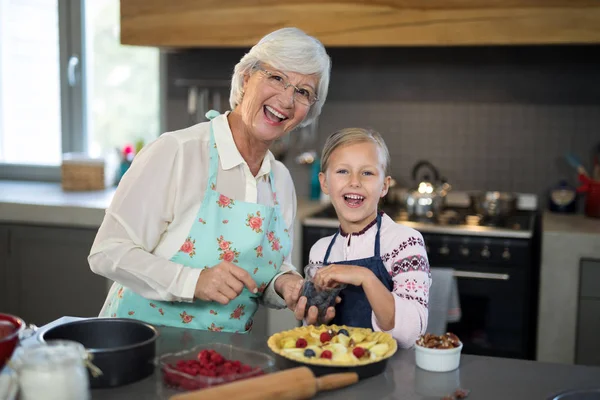 Nonna e nipote fare torta di mele — Foto Stock