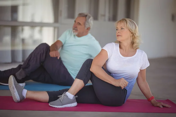 Äldre par utför stretching motion — Stockfoto