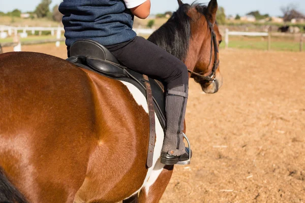 Garçon monter un cheval dans le ranch — Photo